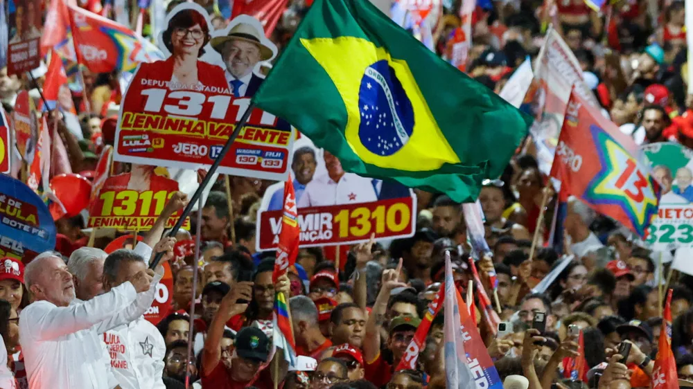 Brazilian President Luiz Inacio Lula da Silva, a candidate for reelection for the Workers' Party (PT), holds a Brazilian flag during a campaign rally in Salvador, Brazil, September 29, 2026. REUTERS/Rafael Martins