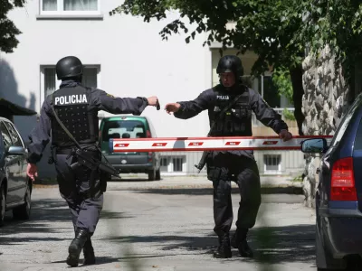 Policija - kriminalistična preiskava - Resljeva cesta 35 - policisti so vdrli v stanovanje 29-letnega Ljubljančana, ki naj bi ga sumili, da se je dogovarjal o preprodajanju mamil//FOTO: Luka CjuhaOPOMBA: ZA OBJAVO V ČASOPISU DNEVNIK