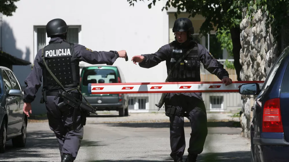 Policija - kriminalistična preiskava - Resljeva cesta 35 - policisti so vdrli v stanovanje 29-letnega Ljubljančana, ki naj bi ga sumili, da se je dogovarjal o preprodajanju mamil//FOTO: Luka CjuhaOPOMBA: ZA OBJAVO V ČASOPISU DNEVNIK