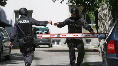 Policija - kriminalistična preiskava - Resljeva cesta 35 - policisti so vdrli v stanovanje 29-letnega Ljubljančana, ki naj bi ga sumili, da se je dogovarjal o preprodajanju mamil//FOTO: Luka CjuhaOPOMBA: ZA OBJAVO V ČASOPISU DNEVNIK
