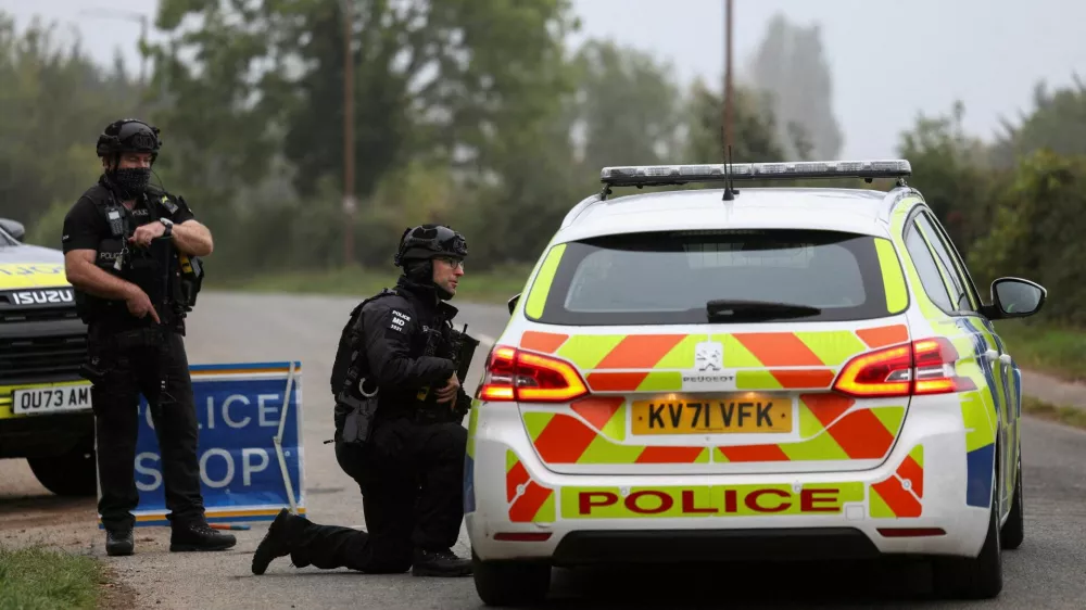 Police officers guard an area as roadblocks remain in place near RAF Fairford airbase, after police declared a major incident at the base and arrested several men on suspicion of offences under the Explosives Act, who have since been released on bail, in Fairford, Gloucestershire, Britain, September 29, 2026. REUTERS/Toby Shepheard   TPX IMAGES OF THE DAY