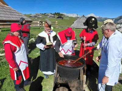 Svet "modrecev" je preverilo ali je golaž dovolj dober, da ga lahko ponudijo bajtarjem in obiskovalcem planine. 