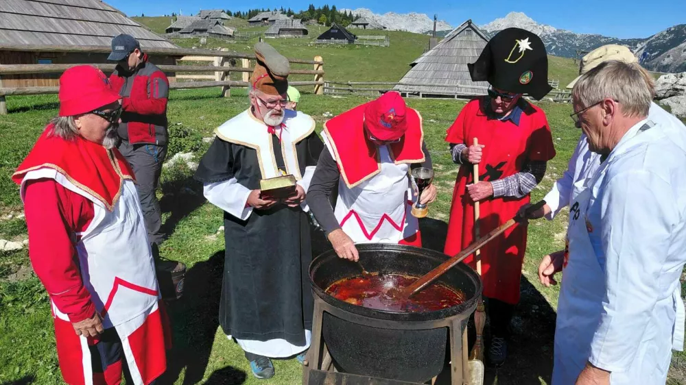 Svet "modrecev" je preverilo ali je golaž dovolj dober, da ga lahko ponudijo bajtarjem in obiskovalcem planine. 