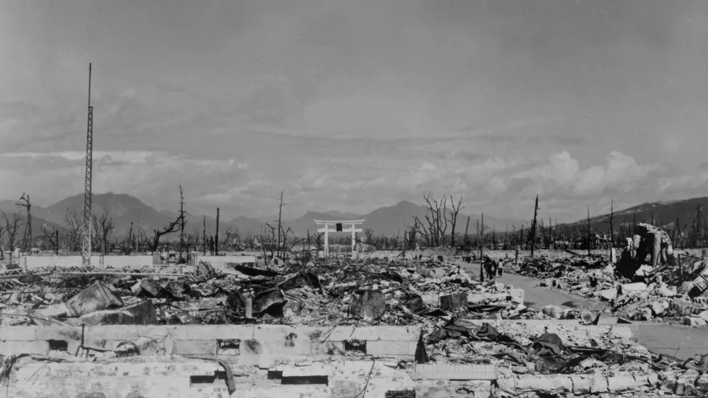 FILE PHOTO: Devastation caused by the atomic bomb is seen in Nagasaki, Japan March 17, 1948. Department of Energy/Lawrence Berkeley National Laboratory/Handout via REUTERS/File Photo  ATTENTION EDITORS - THIS IMAGE HAS BEEN SUPPLIED BY A THIRD PARTY. PLEASE SEARCH "FROM THE FILES - 75TH ANNIVERSARY OF THE ATOMIC BOMBINGS" FOR ALL PICTURES / Foto: Department Of Energy
