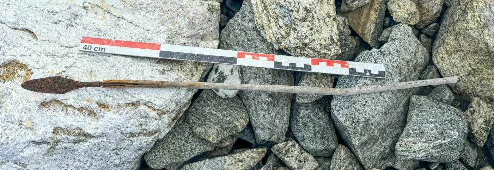 Mlaj&scaron;a, pa &scaron;e vedno spo&scaron;tljivo stara. Med leto&scaron;njimi najdbami so tudi pu&scaron;čice z železnimi konicami; tak&scaron;ni primerki so praviloma stari približno od 1000 do 1500 let. Foto: Innlandet fylkeskommune/Secrets of the Ice / Foto: Foto: Innlandet Fylkeskommune/secrets Of The Ice