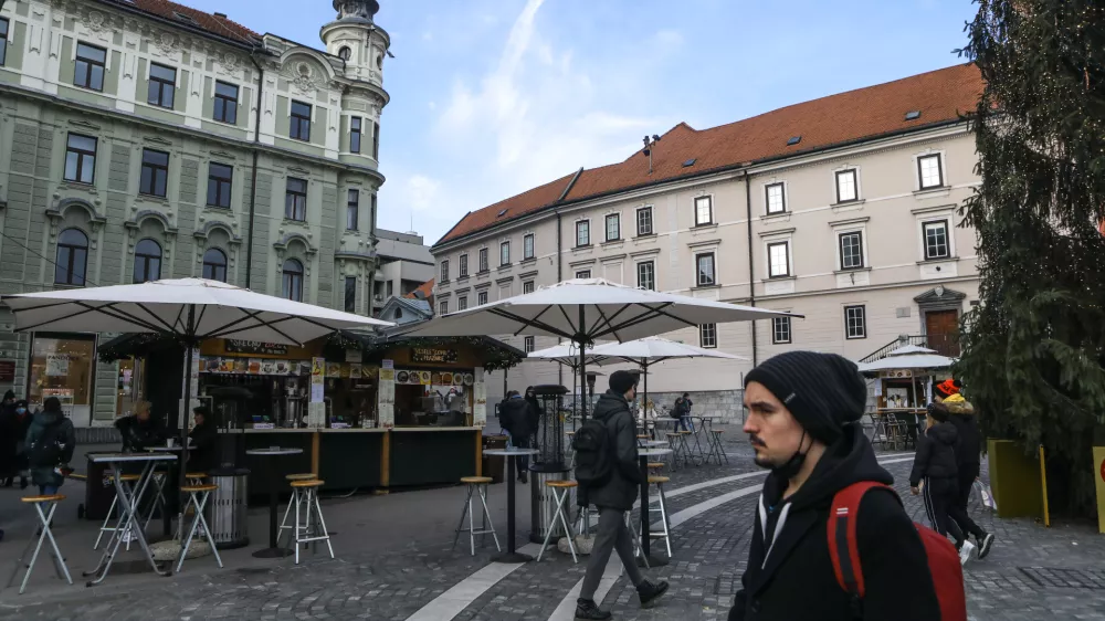 - gostinska ponudba Pre&scaron;ernov trg -- 30.11.2021 - Veseli December 2021 - božično novoletni sejem - praznično osvetljeno sredi&scaron;če prestolnice - začetek prazničnega decembrskega sejma na ljubljanskih ulicah -  božično novoletni sejem &ndash; prednovoletno okra&scaron;evanje -//FOTO: Luka Cjuha