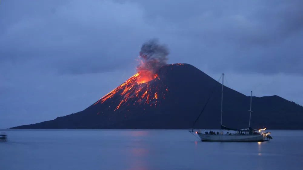 Anak Krakatau volcano spews smoke and lava in the Sunda strait November 11, 2007. Indonesia's "Child of Krakatau" volcano, formed after Mount Krakatau's legendary eruption in 1883, has been spitting out flaming rocks and smoke for days, but it is not especially dangerous, a vulcanologist said on Friday. REUTERS/Supri (INDONESIA)