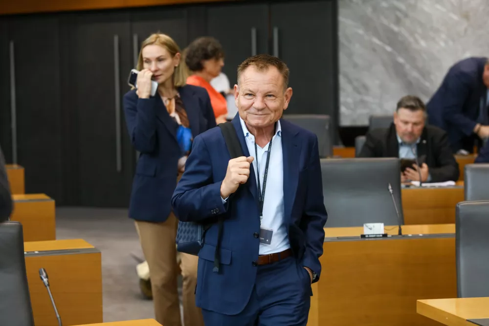 Komu zaupajo ministri: od strankarskih podmladkov do starih sodelavcev