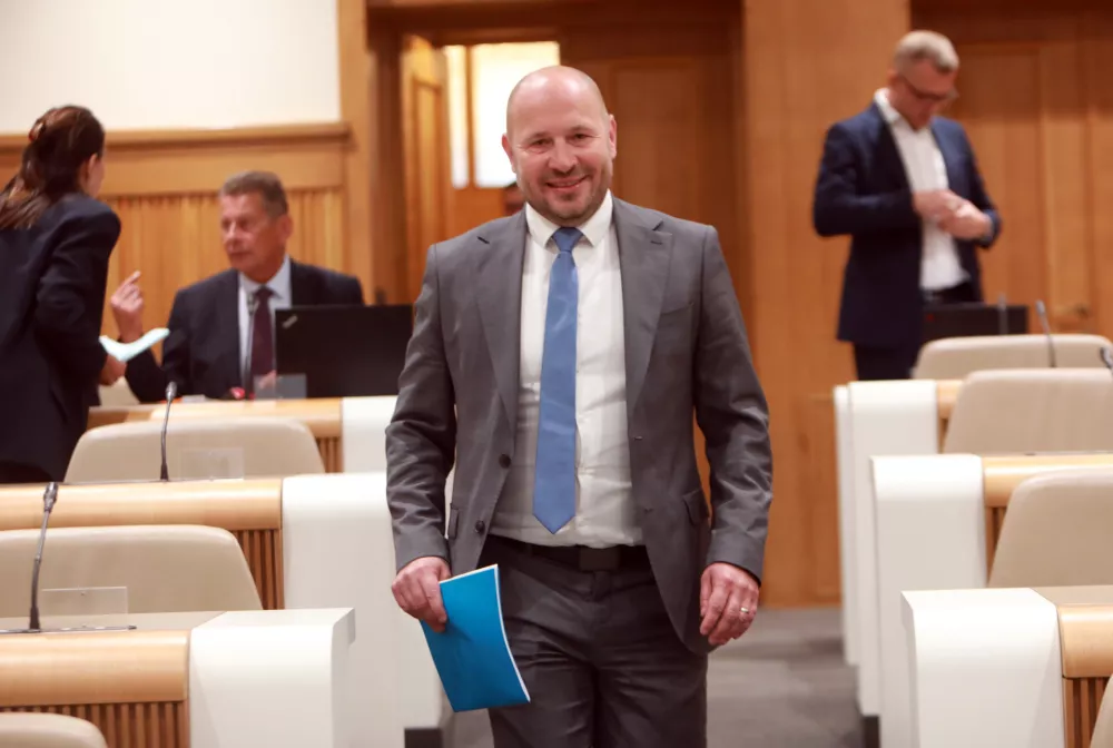 Komu zaupajo ministri: od strankarskih podmladkov do starih sodelavcev