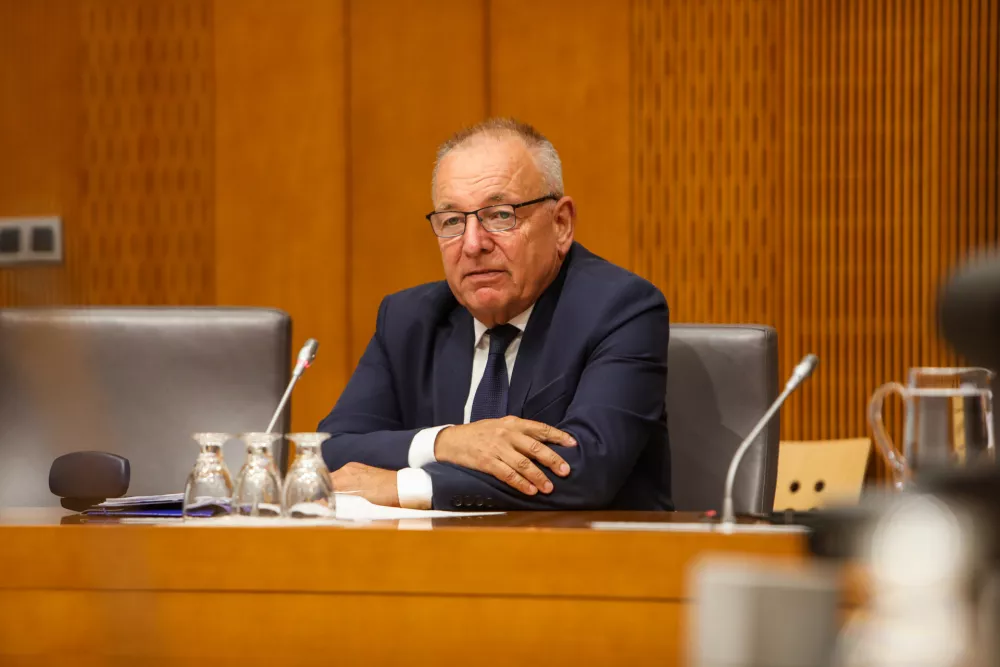 Komu zaupajo ministri: od strankarskih podmladkov do starih sodelavcev