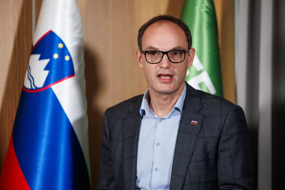 Komu zaupajo ministri: od strankarskih podmladkov do starih sodelavcev
