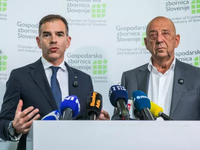 Ljubljana, GZS.Izjava za medije po zaprti seji upravnega odbora GZS, na kateri so clani razpravljali o aktualnih razmerah v gospodarstvu, pricakovanjih podjetij ter ukrepih, ki jih vlada nacrtuje na podrocju gospodarstva in trga dela v tem in prihodnjem letu.Drzavni sekretar na ministrstvu za gospodarstvo, delo in sport Leon Korosec in predsednik GZS Tibor Simonka.