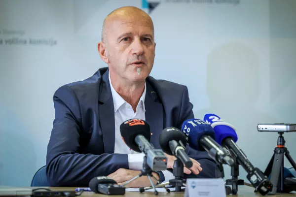 Ljubljana, DVK.Novinarska konferenca Drzavne volilne komisije (DVK) s predstavitvijo poteka glasovanja na referendumih, ki bodo 11. oktobra.Predsednik DVK Peter Golob.