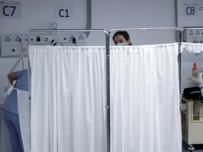- simbolična fotografija - zdravstvo, zdravnik, medicinska sestra, medicinsko osebje, pacient, bolnica, bolni&scaron;nica- 12.03.2025 - ministrica za zdravje Valentina Prevolnik Rupel si je na delovnem obisku v Univerzitetnem kliničnem centru (UKC) ogledala tekoče investicije//FOTO: Jaka Gasar / Foto: Jaka Gasar
