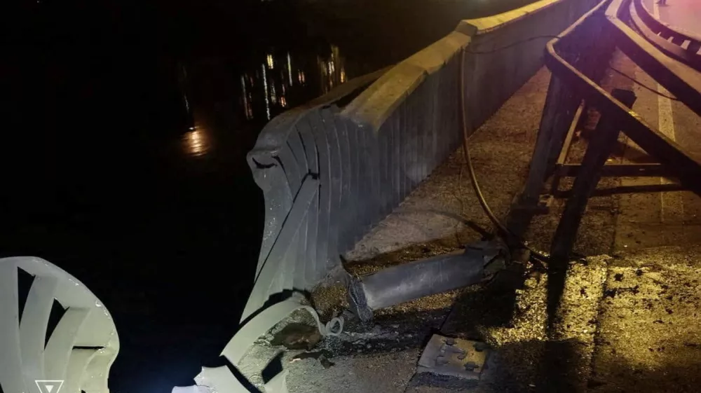Damage appears on a bridge over the Dnipro River following a Russian drone strike, amid Russia's attack on Ukraine, in Kyiv, Ukraine, in this handout released October 2, 2026. Press service of the State Emergency Service of Ukraine in Kyiv/Handout via REUTERS ATTENTION EDITORS - THIS IMAGE HAS BEEN SUPPLIED BY A THIRD PARTY. DO NOT OBSCURE LOGO.