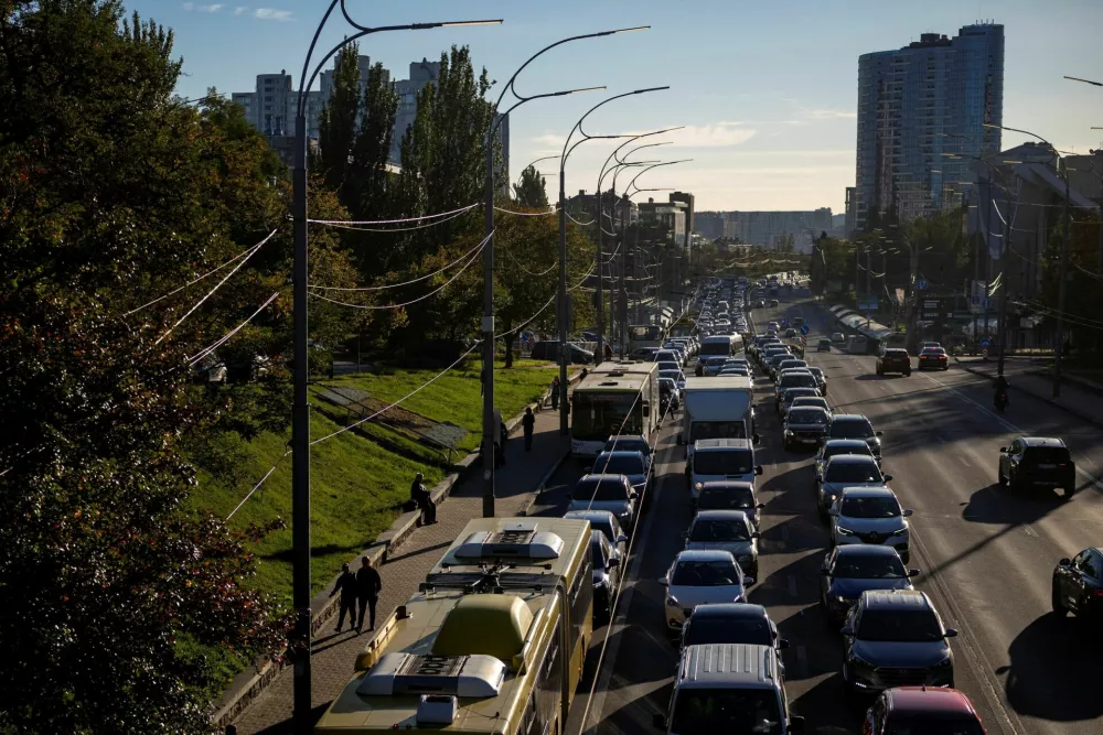 Traffic headed to the left bank of the city after Russian drone strikes on Kyiv's bridges caused disruptions, amid Russia's attack on Ukraine, in Kyiv, Ukraine October 2, 2026. REUTERS/Thomas Peter