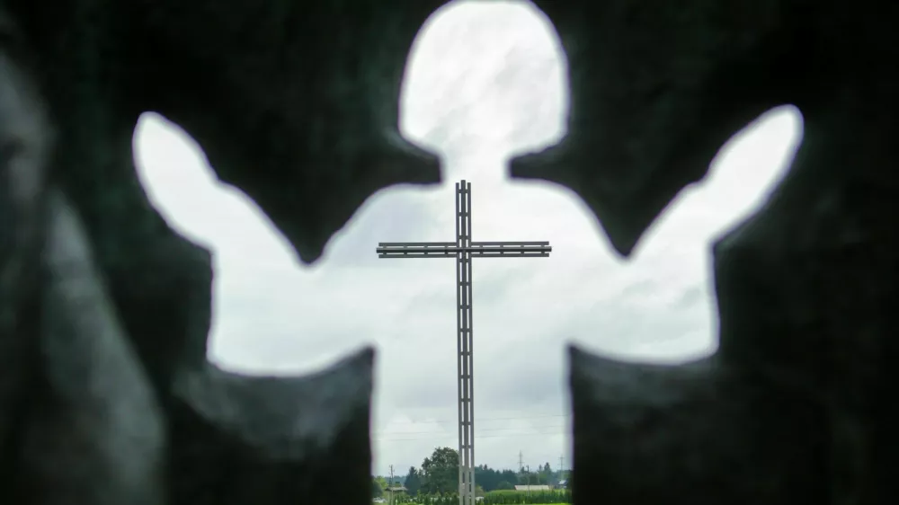 simbolina fotografija, religija, vera, cerkev, kranstvo, katolitvo, katolicizem.- 15.08.2014 - BREZJE - Praznik Marijinega vnebozetja - sveta maa pred baziliko in narodnim svetiem Marije Pomagaj in ponovna slovesna izroitev slovenskega naroda Boji materi Mariji ter obhajanje 100. obletnice zaetka 1. svetovne vojne in s tem zdruen spomin na vse rtve 1. svetovne vojne, verniki    //FOTO: Bojan Velikonja