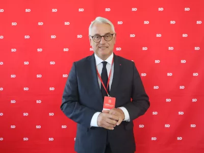 Murska Sobota, Gledalisce Park.Socialni demokrati (SD) na statutarnem kongresu v Murski Soboti sprejemajo nov statut.Predsednik SD Matjaz Han.