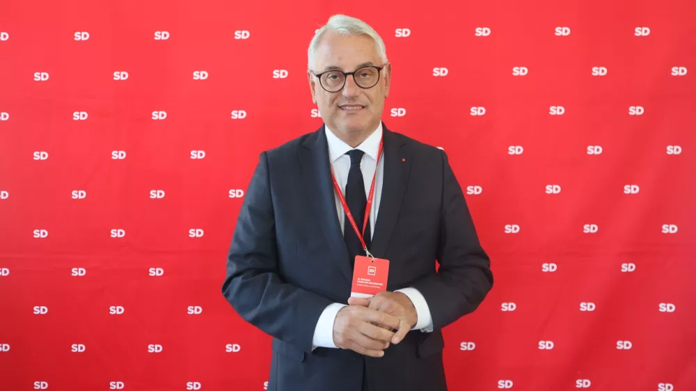 Murska Sobota, Gledalisce Park.Socialni demokrati (SD) na statutarnem kongresu v Murski Soboti sprejemajo nov statut.Predsednik SD Matjaz Han.