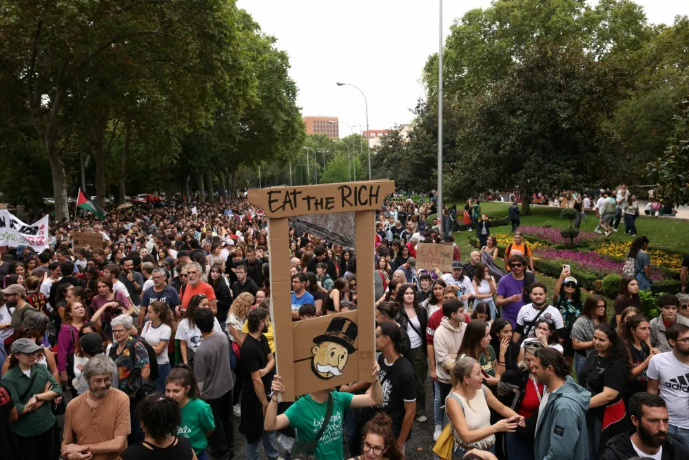 Demonstrators protest demanding political action to stop evictions and alleviate the housing crisis, in Madrid, Spain, October 3, 2026. REUTERS/Alejandro Martinez Velez
