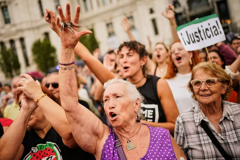 People demonstrate to demand stronger laws to protect renters in Madrid, Spain Saturday, Oct. 3, 2026. (AP Photo/Andrea Comas)