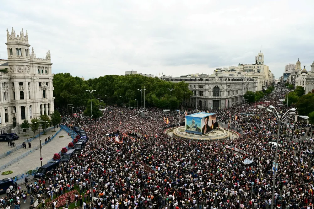 Protesters demonstrate demanding political action to stop evictions and alleviate the housing crisis, in Madrid, Spain, October 3, 2026. REUTERS/Juan Barbosa   TPX IMAGES OF THE DAY
