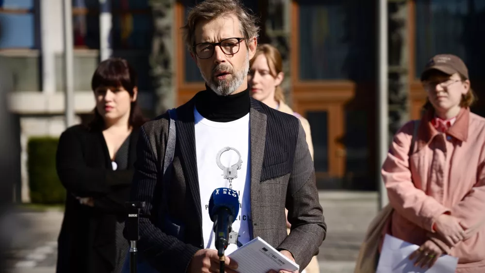 Ljubljana, Trg Republike.Izjava direktorja Centra nevladnih organizacij Gorana Forbicija glede sprememb zakona o parlamentarni preiskavi,Foto: Kaja Skrbinsek