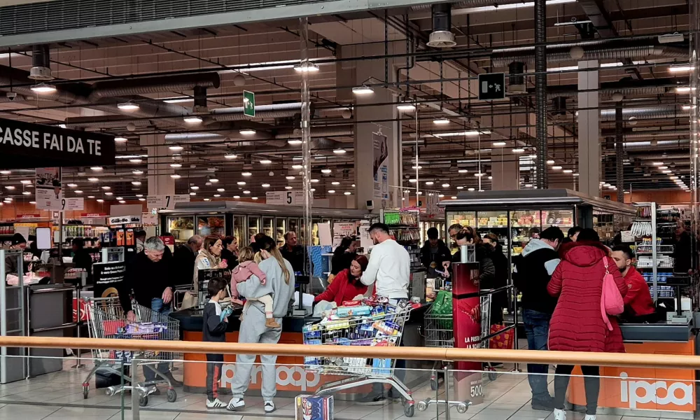Na sliki je trgovina Ipercoop v nakupovalnem sredi&scaron;ču Montedoro, tik čez mejo. Foto: Dnevnik
