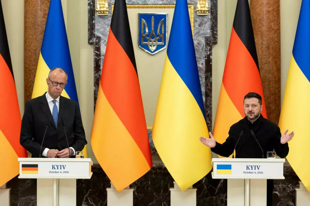 Ukraine's President Volodymyr Zelenskiy and German Chancellor Friedrich Merz attend a press conference, amid Russia's attack on Ukraine, in Kyiv, Ukraine, October 4, 2026. REUTERS/Thomas Peter   TPX IMAGES OF THE DAY