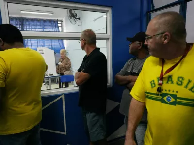 People wait in line to cast their votes at a polling station during the general election, in Sao Bernardo do Campo, Brazil October 4, 2026. REUTERS/Alexandre Meneghini
