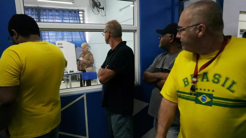 People wait in line to cast their votes at a polling station during the general election, in Sao Bernardo do Campo, Brazil October 4, 2026. REUTERS/Alexandre Meneghini