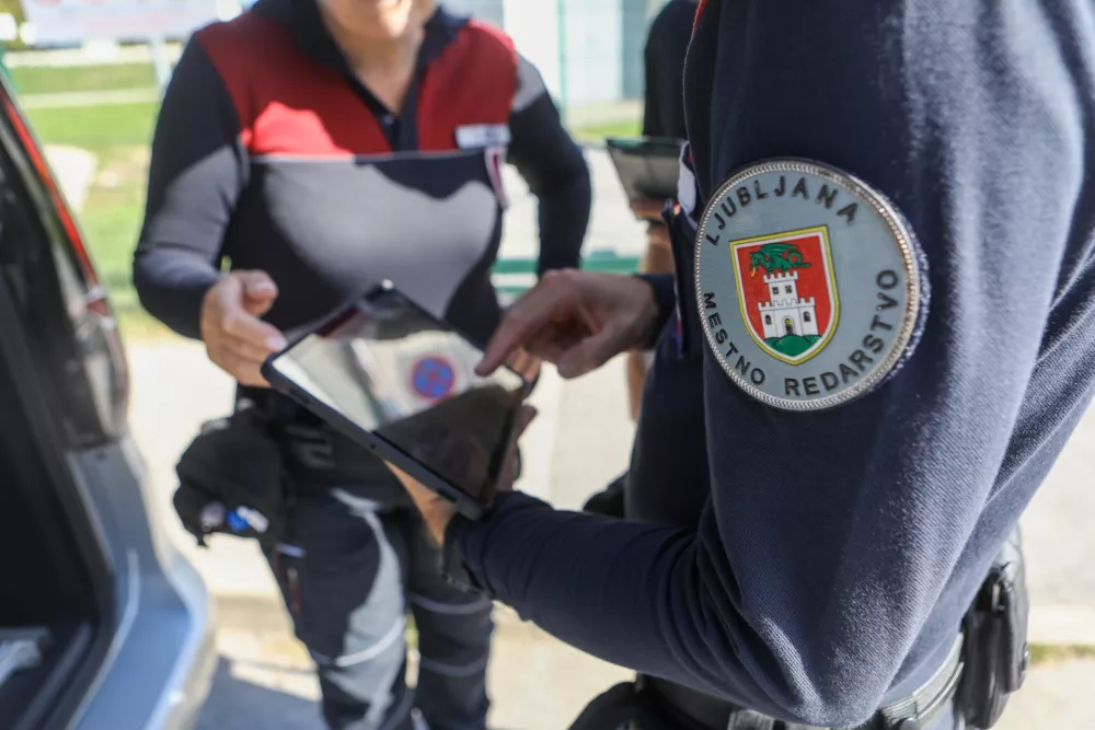 Radar, ki ga ne boste opazili: mestni redarji merijo hitrost iz civilnega avtomobila