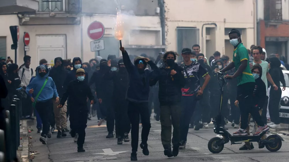 French masked high school students react in a street amid clashes near the Lycee Deodat-de-Severac high school as part of nationwide protests by high school students to demand the hiring of substitute teachers, increased resources and better learning conditions, in Toulouse as more than 400 schools remain closed following days of student protests that have escalated into violence in some places, France, October 2, 2026. REUTERS/Nacho Doce   TPX IMAGES OF THE DAY