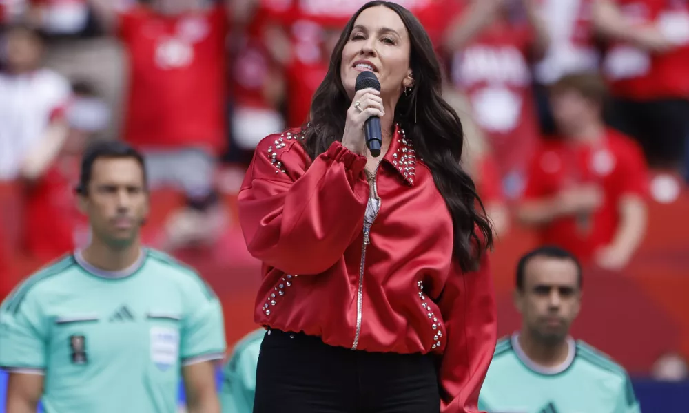 Alanis Morissette je prepevala na tekmi svetovnega nogometnega prvenstva 12. junija med domačo in njeno Kanada ter Bodno in Hercegovino. 