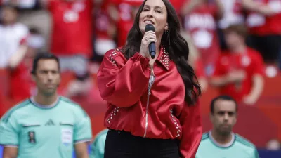 Alanis Morissette je prepevala na tekmi svetovnega nogometnega prvenstva 12. junija med domačo in njeno Kanada ter Bodno in Hercegovino. 