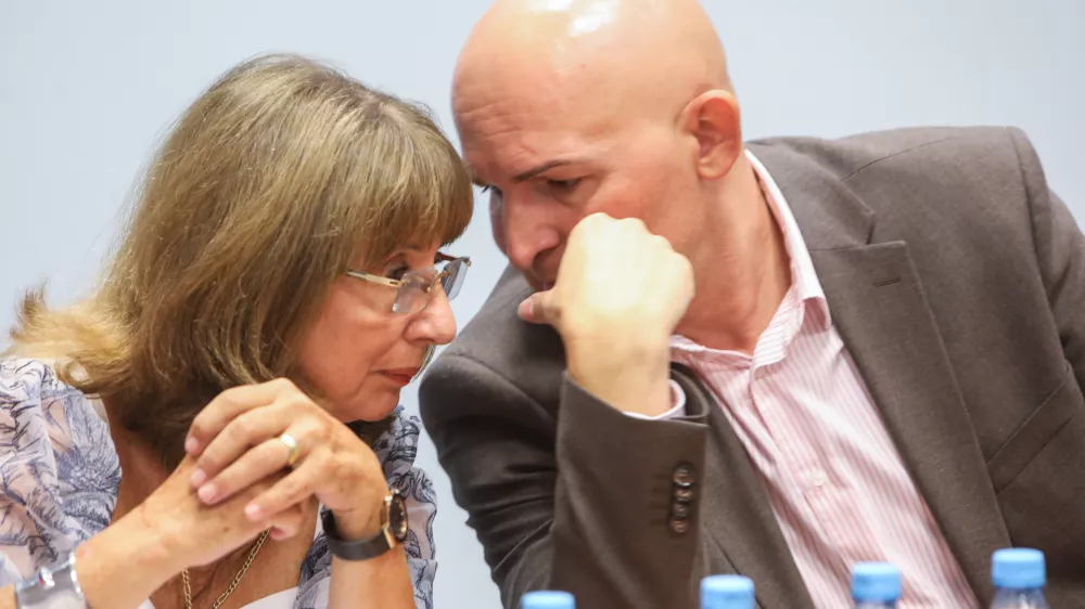 - Mojca &Scaron;krinjar, državna sekretarka ministrstva za izobraževanje znanost in mladino,- Borut Rončević, minister za izobraževanje znanost in mladino,- 08.09.2026. - Predstavitev rezultatov mednarodne raziskave PISA 2025, ki kaže dosežke 15 letnikov na področju bralne, matematične in naravoslovne pismenosti.