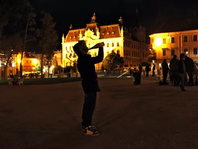 - ilustrativna fotografija - alkohol in mladina Ljubljana 2012 - pitje alkoholnih pijač na javnih mestih - omejevanje uporabe alkohola//FOTO: Jaka GasarOPOMBA: ZA OBJAVO V PRILOGI &ndash; DNEVNIKOV OBJEKTIV - REPORTAŽA 2012
