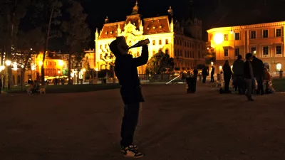 - ilustrativna fotografija - alkohol in mladina Ljubljana 2012 - pitje alkoholnih pijač na javnih mestih - omejevanje uporabe alkohola//FOTO: Jaka GasarOPOMBA: ZA OBJAVO V PRILOGI – DNEVNIKOV OBJEKTIV - REPORTAŽA 2012