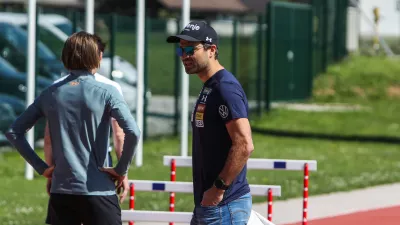 - Robert Hrgota, trener,- Anže Lanišek,- 18.05.2026. Odprti trening moške reprezentance v smučarskih skokih na stadionu v Kranju. Smučarski skoki.//FOTO: Bojan Velikonja