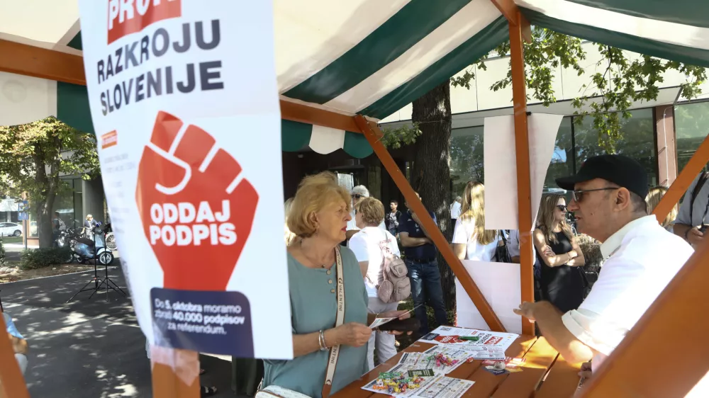 1.9.2026 - referendum - predstavniki sindikatov bodo oddali svoje podpise v podporo referendumu o zakonu o interventnih ukrepih za razvoj Slovenije; pred stavbo upravne enote Ljubljana, Linhartova cestaFoto: Luka Cjuha