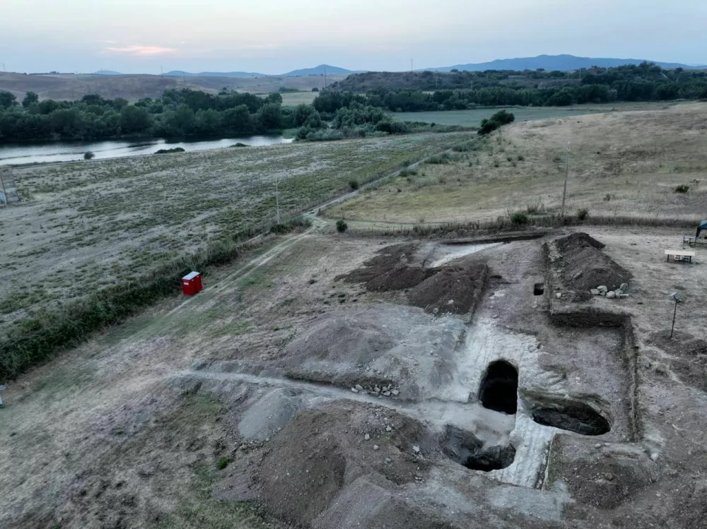 robnica, ki je čakala več kot stoletje. Pogled na območje Gsellove gomile v etru&scaron;čanski nekropoli Polledrara pri Vulciju. Prav tu so arheologi projekta Ritorno a Vulci odkrili grobnico, ki je raziskovalcem iz 19. stoletja ostala skrita.Foto: &copy; Ritorno a Vulci Project 2026 / Foto: Foto: &copy; Ritorno A Vulci Project 2026