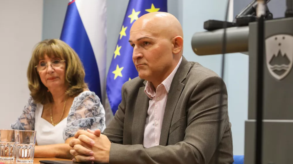 - Mojca &Scaron;krinjar, državna sekretarka ministrstva za izobraževanje znanost in mladino,- Borut Rončević, minister za izobraževanje znanost in mladino,- 08.09.2026. - Predstavitev rezultatov mednarodne raziskave PISA 2025, ki kaže dosežke 15 letnikov na področju bralne, matematične in naravoslovne pismenosti.