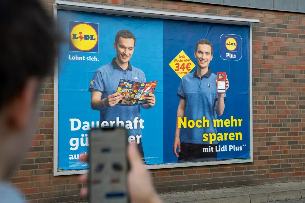 Z Lidl Plus prihtanite &scaron;e več. Tako se glasi sporočilo na enem od plakatov v Nemčiji. / Foto: Profimedia