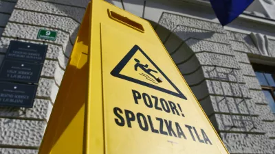 simbolična fotografija - opozorilna tabla - pozor spolzka tla - Vrhovno sodišče Republike Slovenije - Višje in Okrožno sodišče v Ljubljani, Tavčarjeva ulica 9, stavba - - pravosodje - pravo - pravičnost - pravica - pravni sistem - tožilstvo - sodna oblast - sodišča - //FOTO: Bojan Velikonja