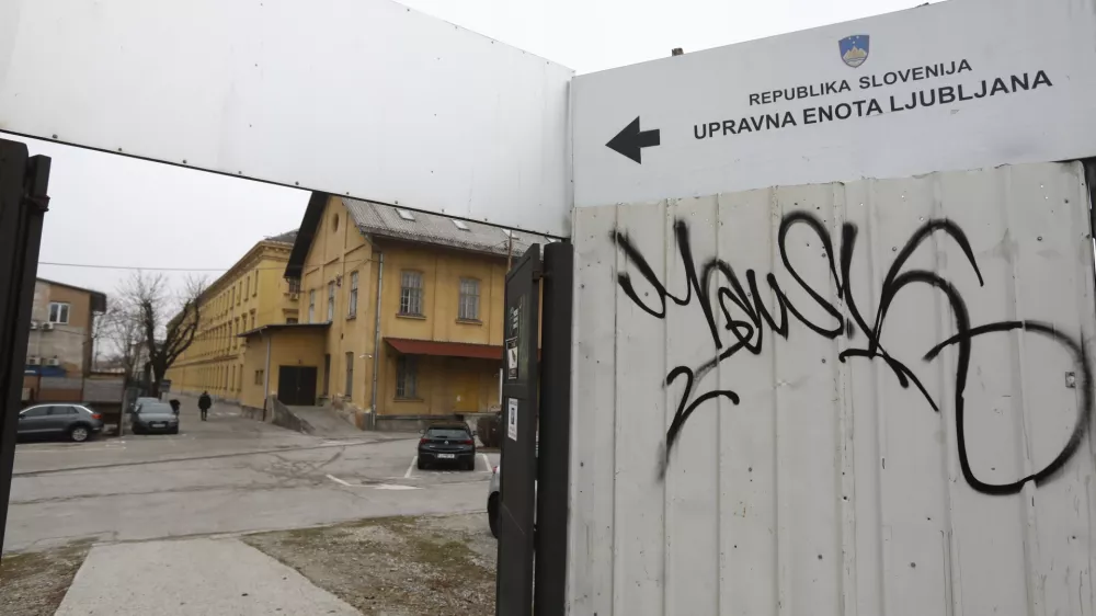 Upravne enote: dalj&scaron;e uradne ure, čeprav so že tako obremenjeni
