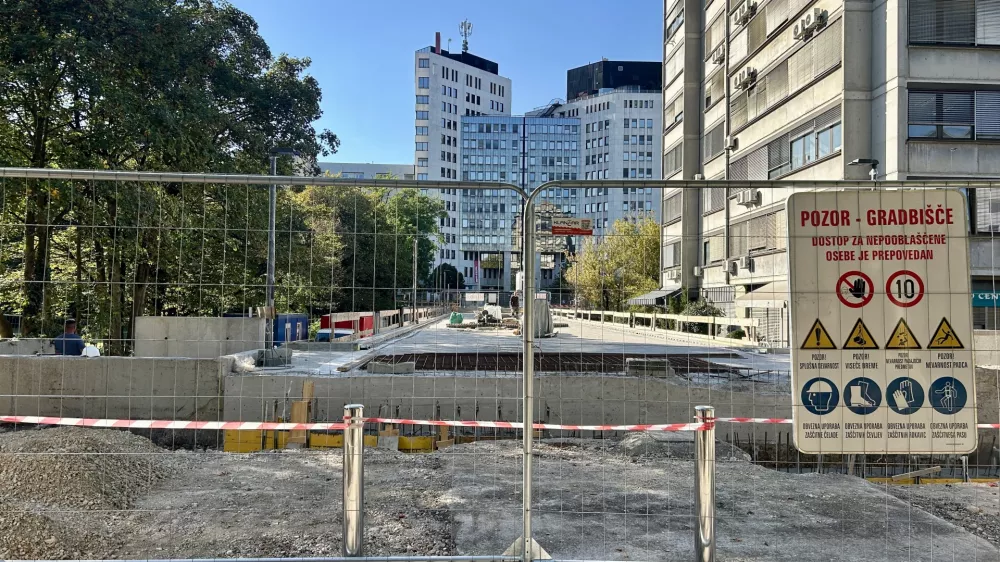 Kaj se dogaja z nadhodom pri Kardeljevi plo&scaron;čadi? Prenova &scaron;e traja