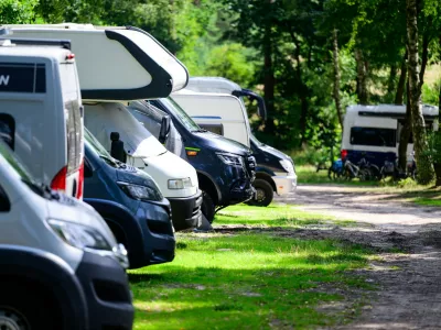 08 August 2025, Lower Saxony, Oberhaverbeck: Motorhomes are parked on a pitch in the L&uuml;neburg Heath Nature Reserve. Photo: Philipp Schulze/dpa,Image: 1029409280, License: Rights-managed, Restrictions: GERMANY OUT, Model Release: no 