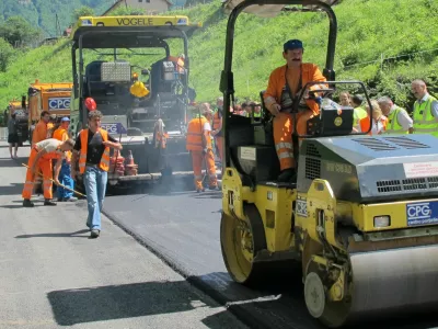 asfaltiranje ceste v Ba&scaron;ki grapi - poligon za testiranje črne jeklarske žlindre v asfaltu