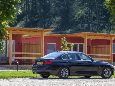 mobilne hi&scaron;ke  ﻿- 09.08.2019 &ndash; Spodnje Pirniče 56 v Ljubljani - Apartmajsko naselje Village Lipa na zemlji&scaron;ču nekdanje diskoteke Lipa - kamp z mobilnimi hi&scaron;kami družine Zava&scaron;nik //FOTO: Matjaž Ru&scaron;t