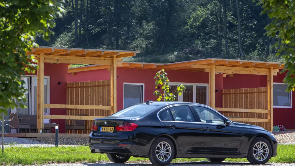 mobilne hi&scaron;ke  ﻿- 09.08.2019 &ndash; Spodnje Pirniče 56 v Ljubljani - Apartmajsko naselje Village Lipa na zemlji&scaron;ču nekdanje diskoteke Lipa - kamp z mobilnimi hi&scaron;kami družine Zava&scaron;nik //FOTO: Matjaž Ru&scaron;t